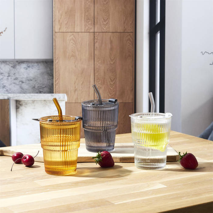 Mug en verre avec paille en situation