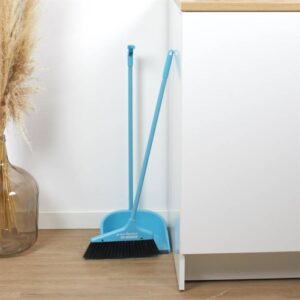 Pelle et balayette sur pied