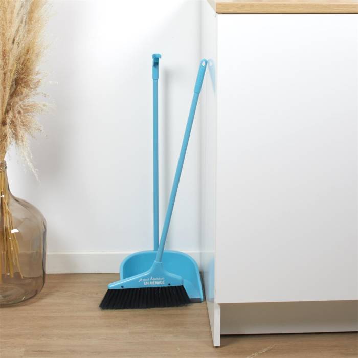 Pelle et balayette sur pied