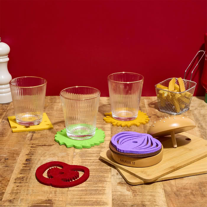 Dessous de verre dans un burger sur une table de repas